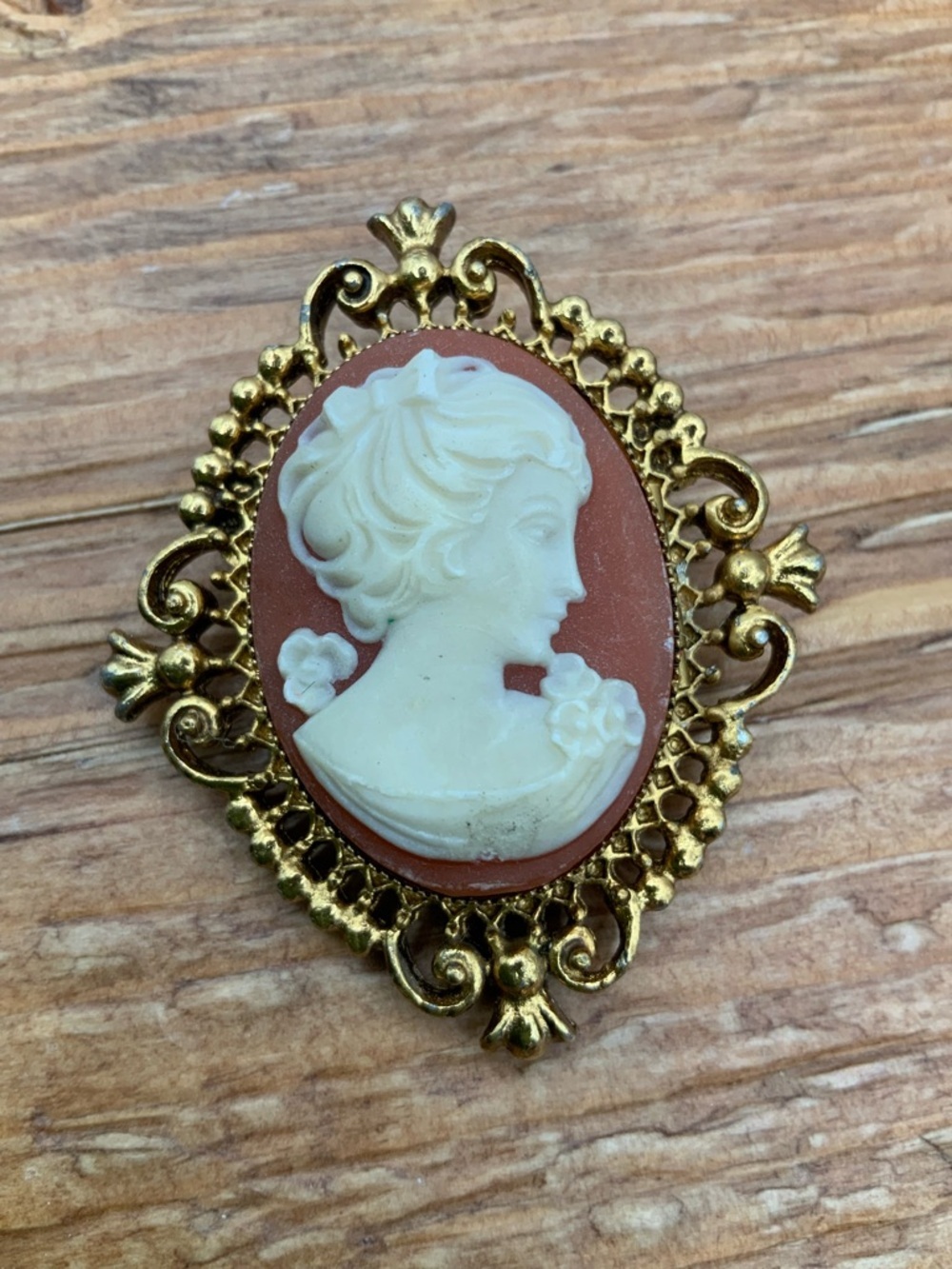 Avon Vintage-Inspired Cameo Cream Brown Gold Frame Locket Brooch Pin